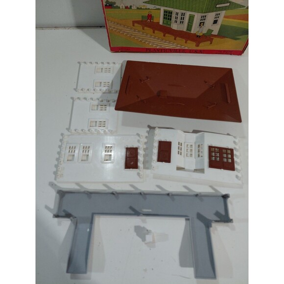 Plasticville 1616 O/S Gauge Model Railroad Scenery Suburban Station Kit w/Box - Picture 2 of 7